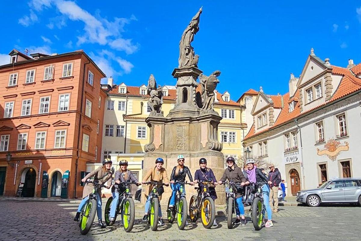 eine Gruppe von Menschen auf Fahrrädern vor einem Gebäude