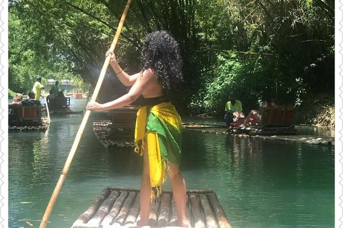 un ragazzino sta remando una barca in acqua