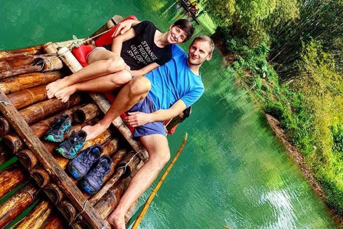 Dva muži sedí na voru ve vodě
