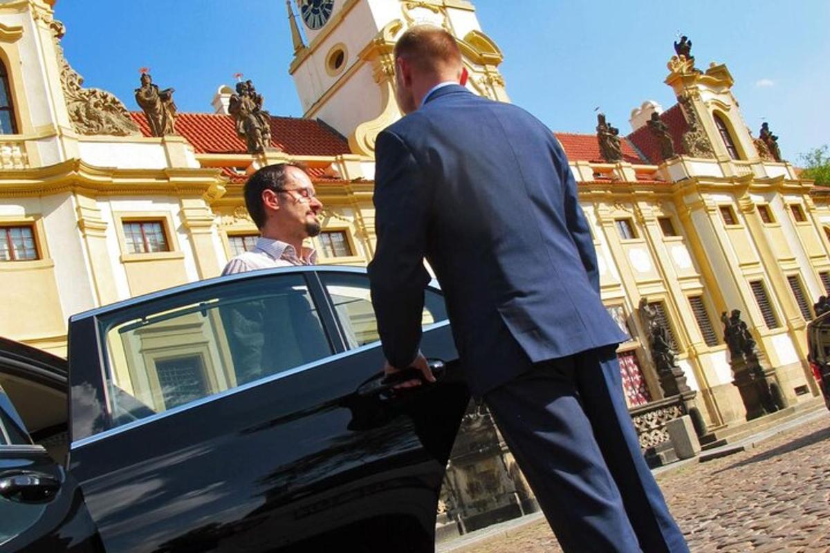 kaks meest seisavad hoone ees auto kõrval