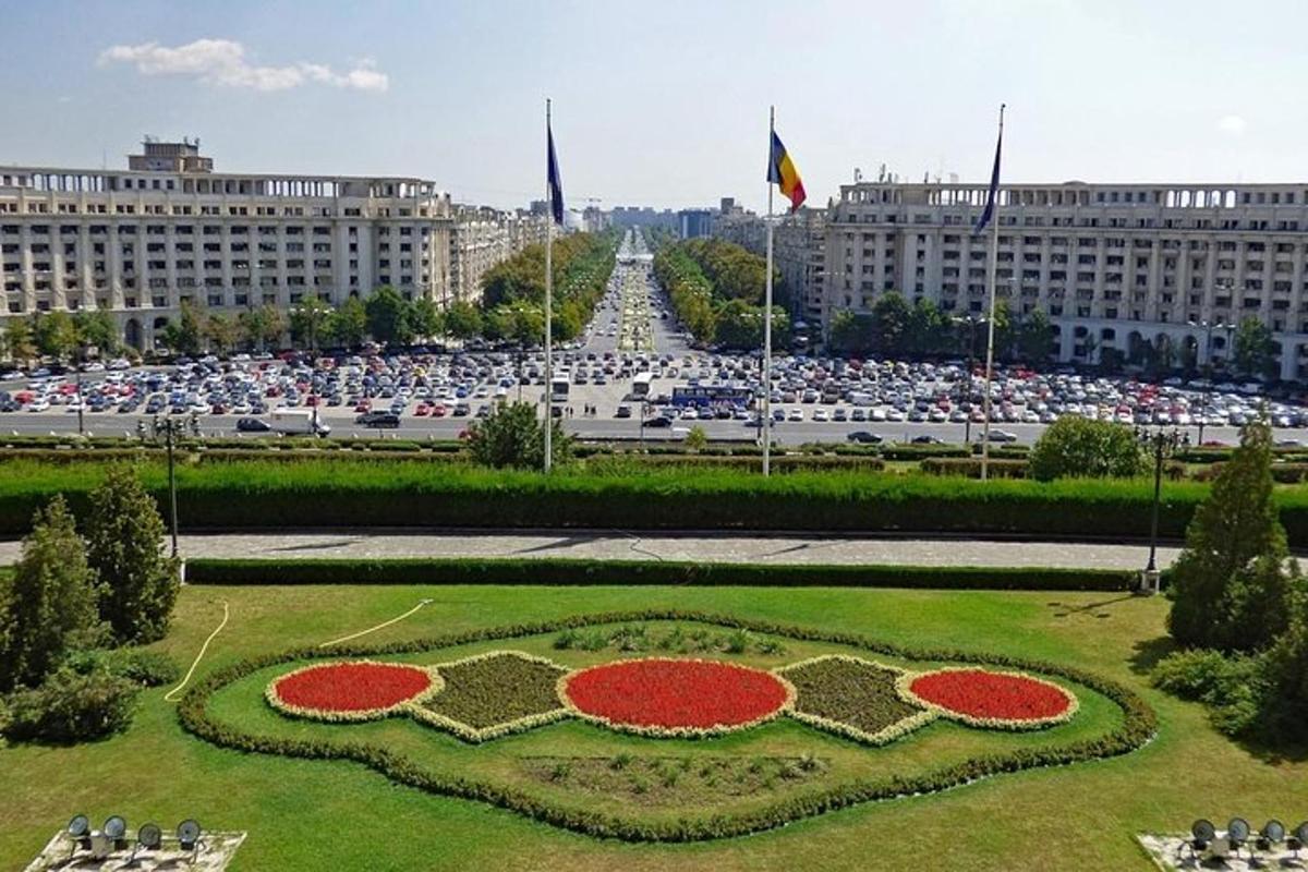 en blomsterhage foran en stor bygning