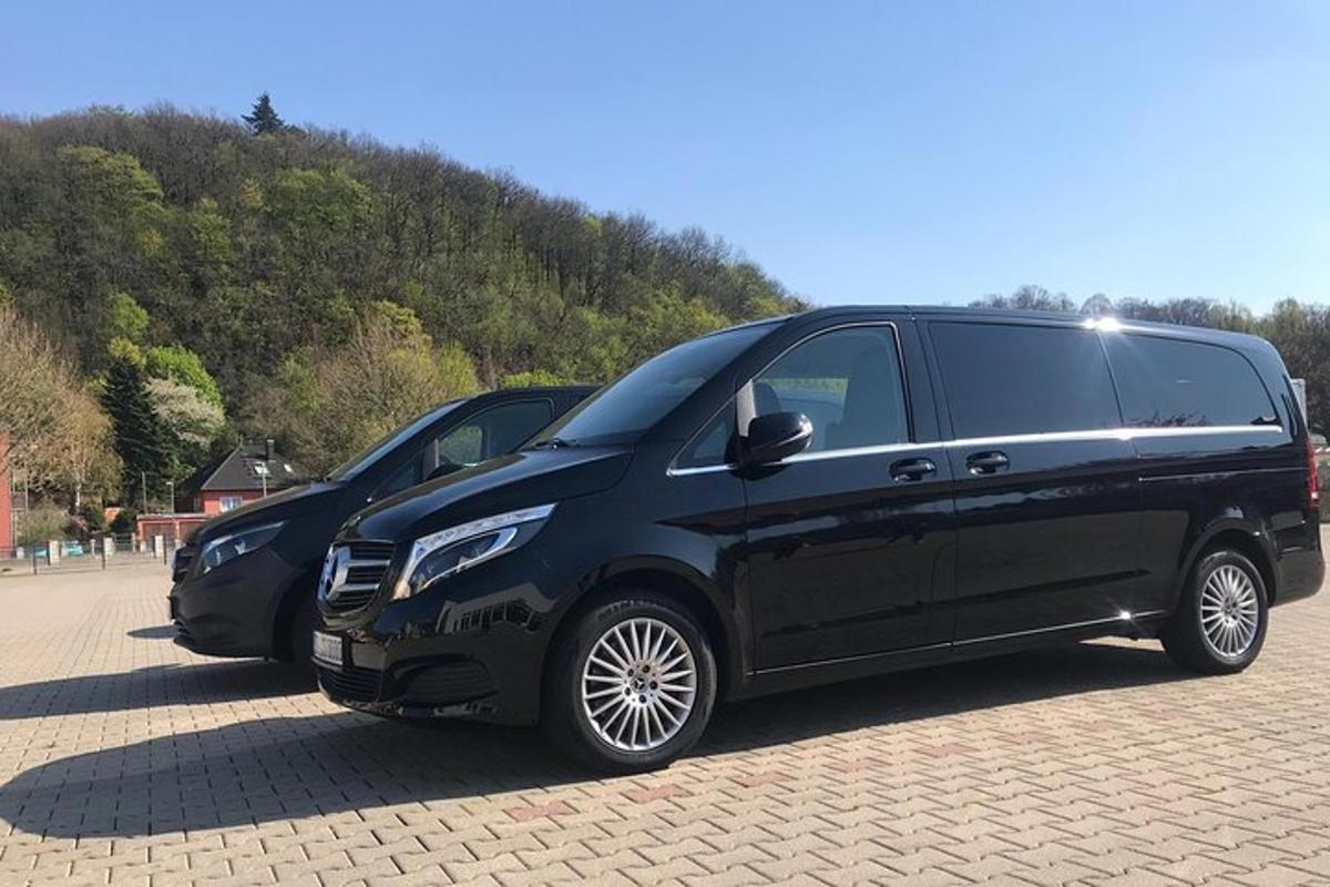 dvě černé dodávky zaparkované na parkovišti