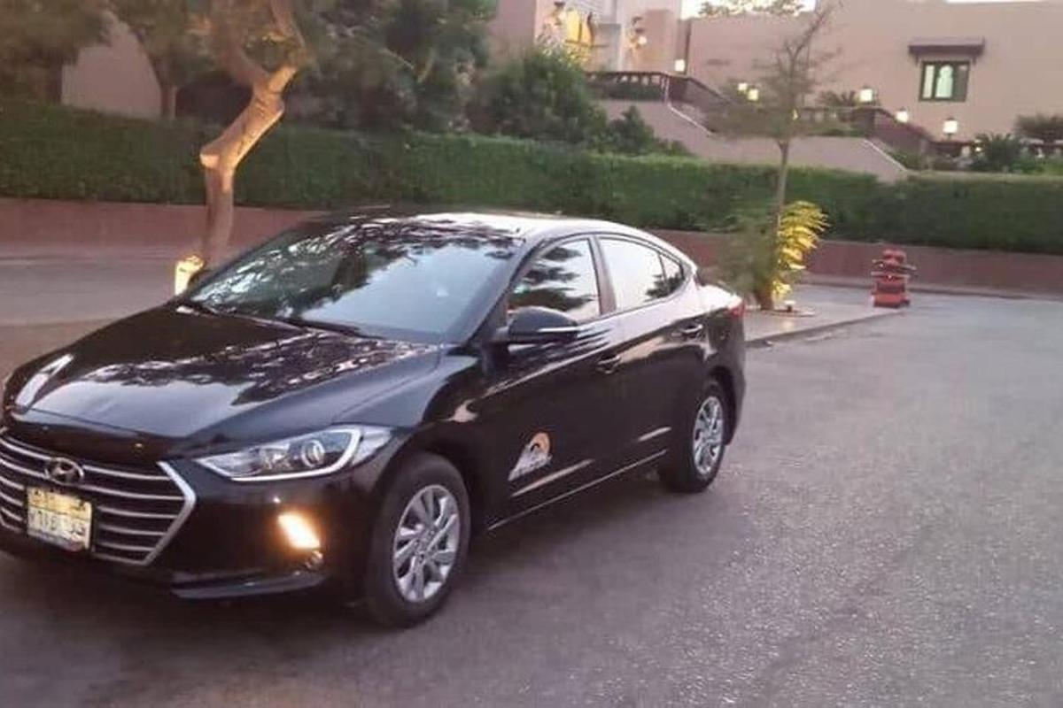 um carro preto estacionado em um estacionamento