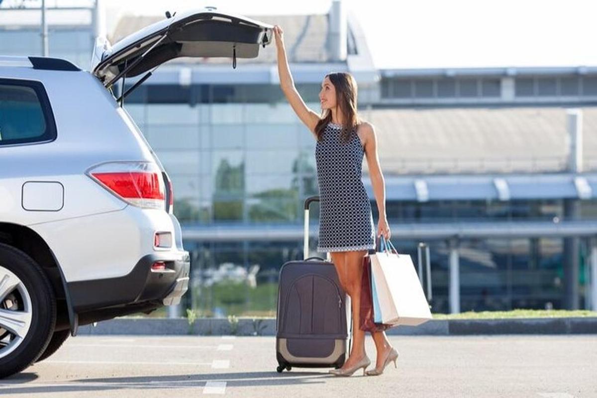 một người phụ nữ với hành lý của mình đang bước ra khỏi xe