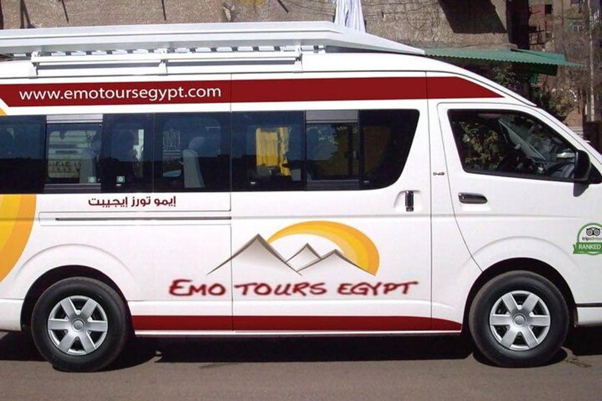 bel kombi z naslikanima dvema Tours Caratoma