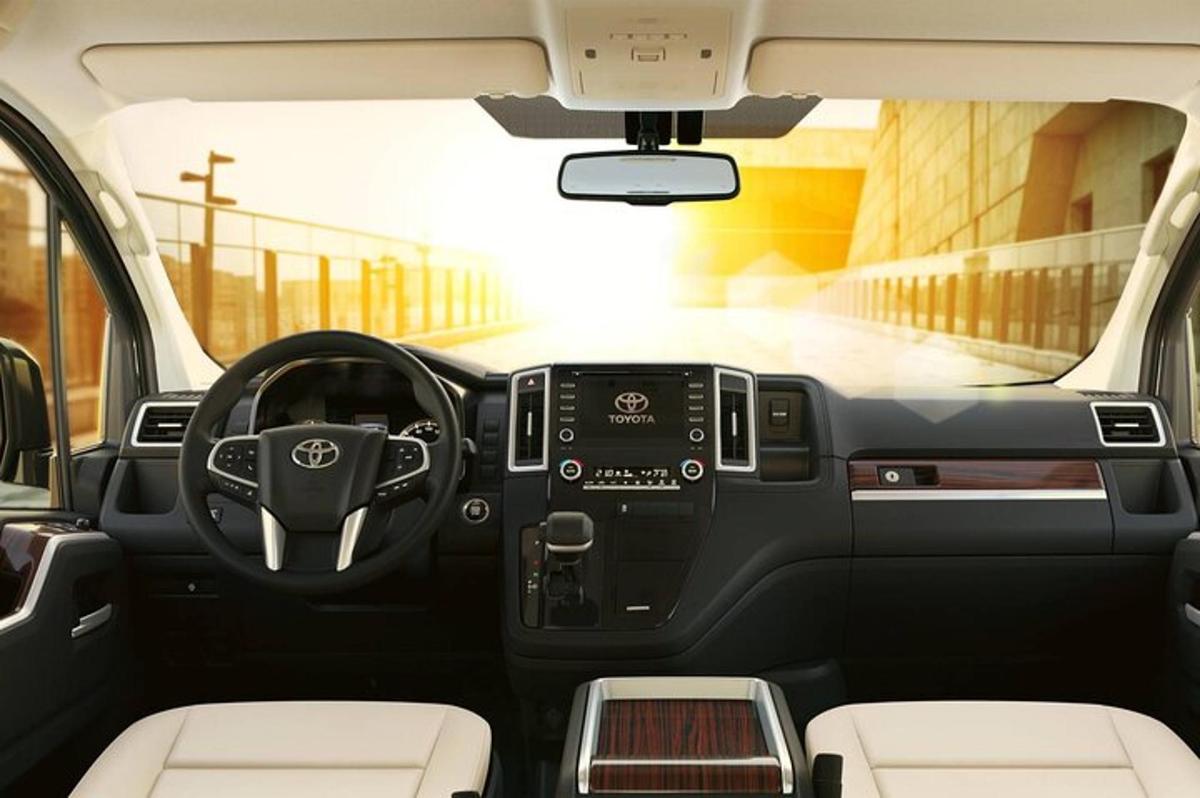một góc nhìn về buồng lái của xe toyota fortuner