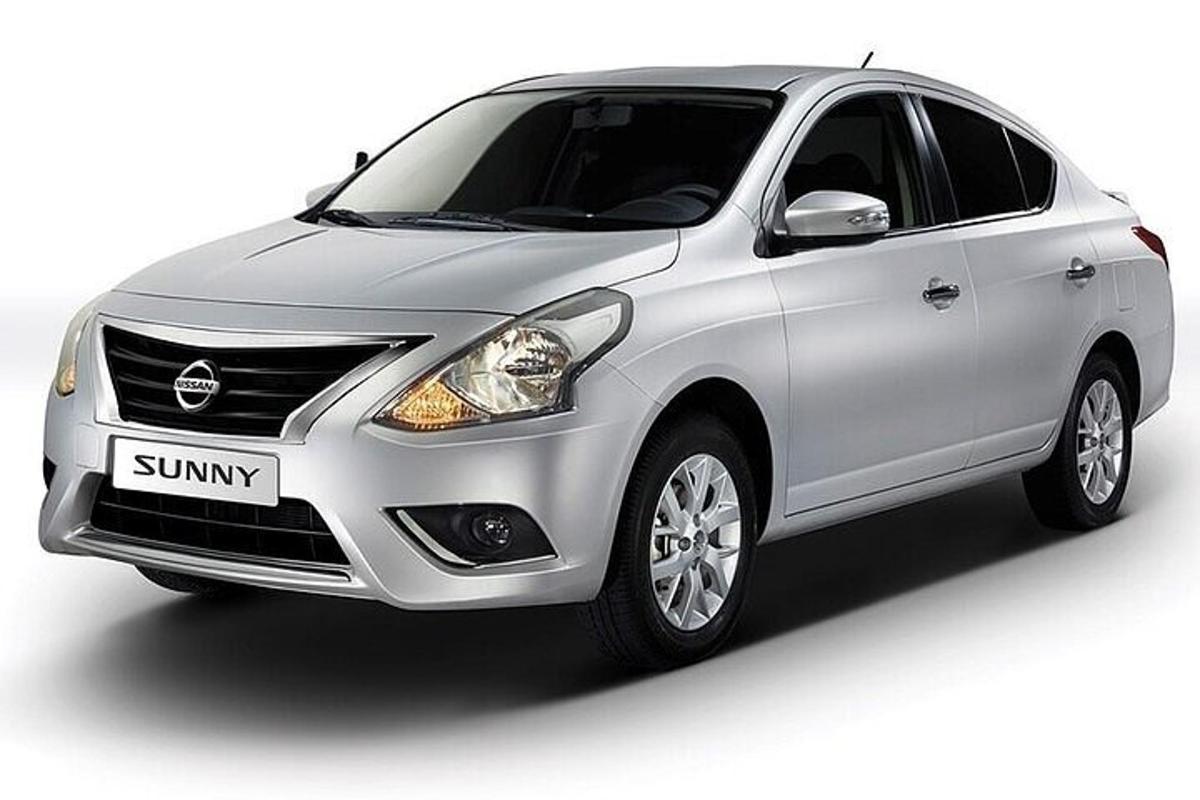 một chiếc xe Suzuki Swift màu bạc trên nền trắng
