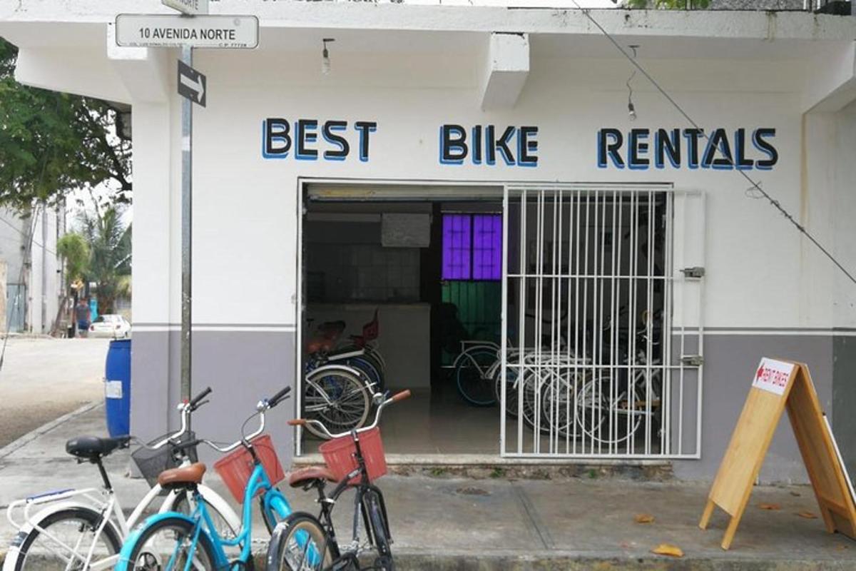 een groep fietsen geparkeerd buiten een fietsenwinkel