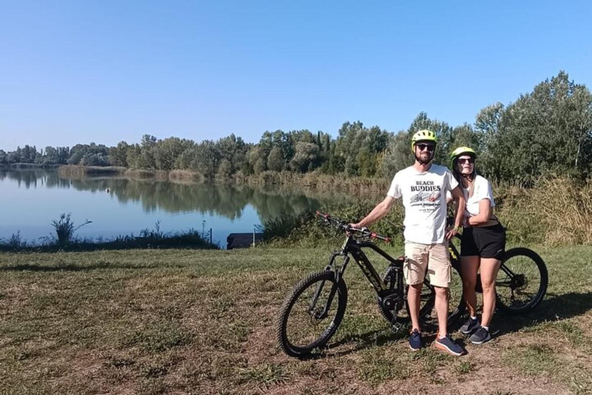 mężczyzna i kobieta stoją obok roweru
