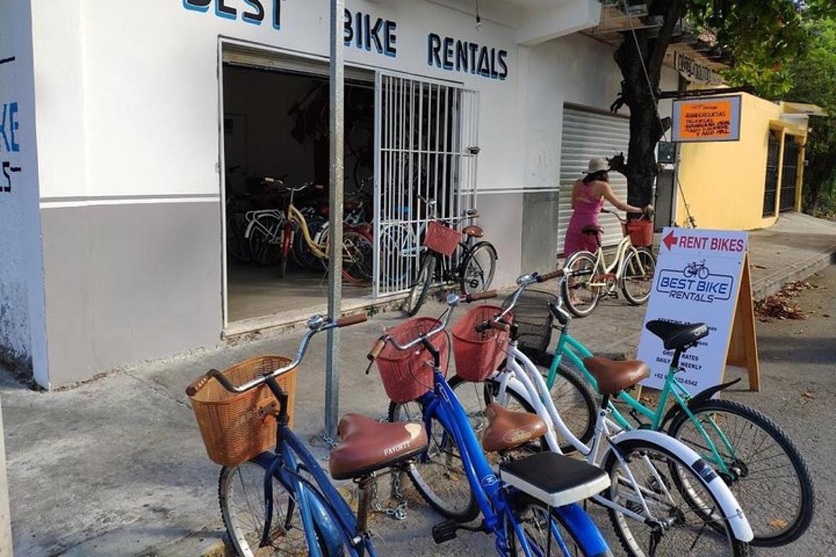sekumpulan basikal yang diletakkan di luar kedai pembaikan basikal