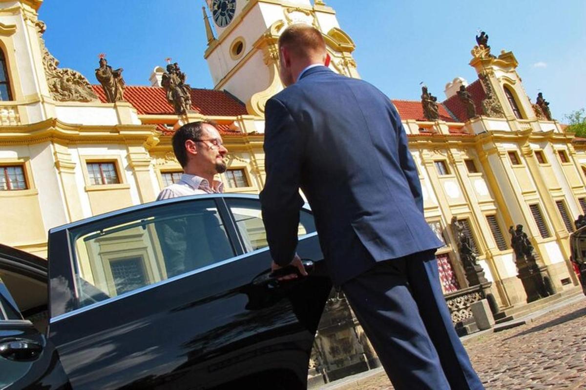dois homens estão parados ao lado de um carro