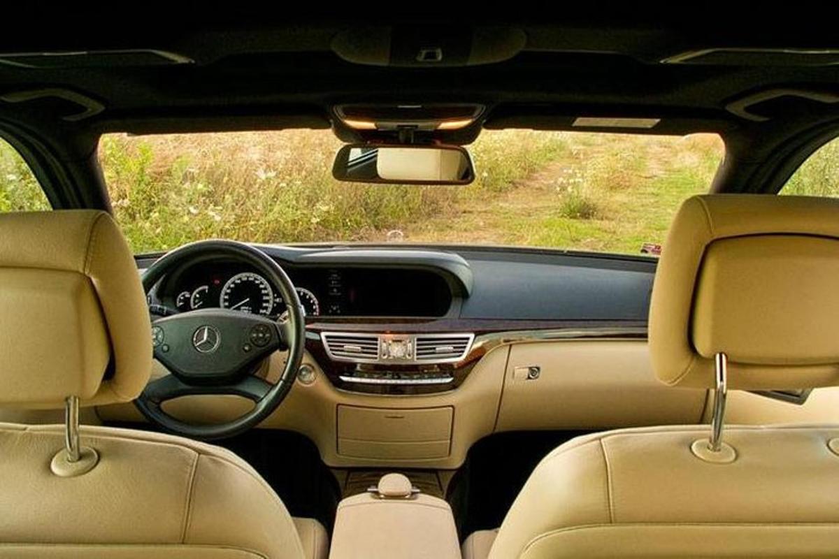 una vista del cruscotto di un'auto Acedes Benz