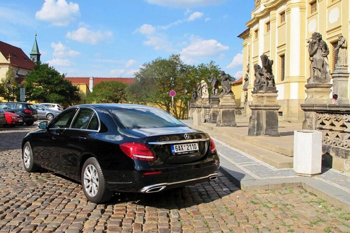 melna automašīna novietota ēkas priekšā