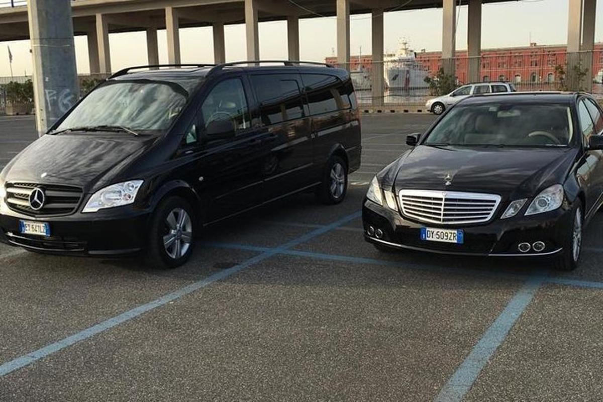 due furgoni neri parcheggiati in un parcheggio