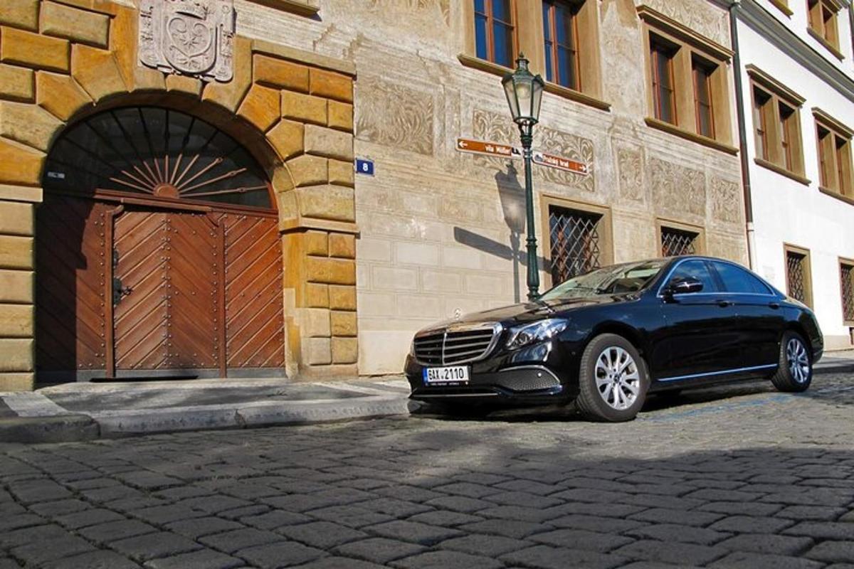un'auto nera parcheggiata davanti a un edificio