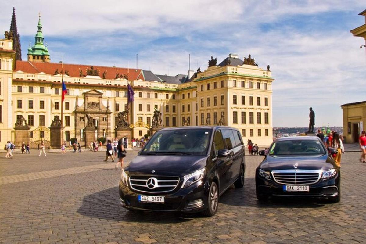 divas automašīnas novietotas ēkas priekšā
