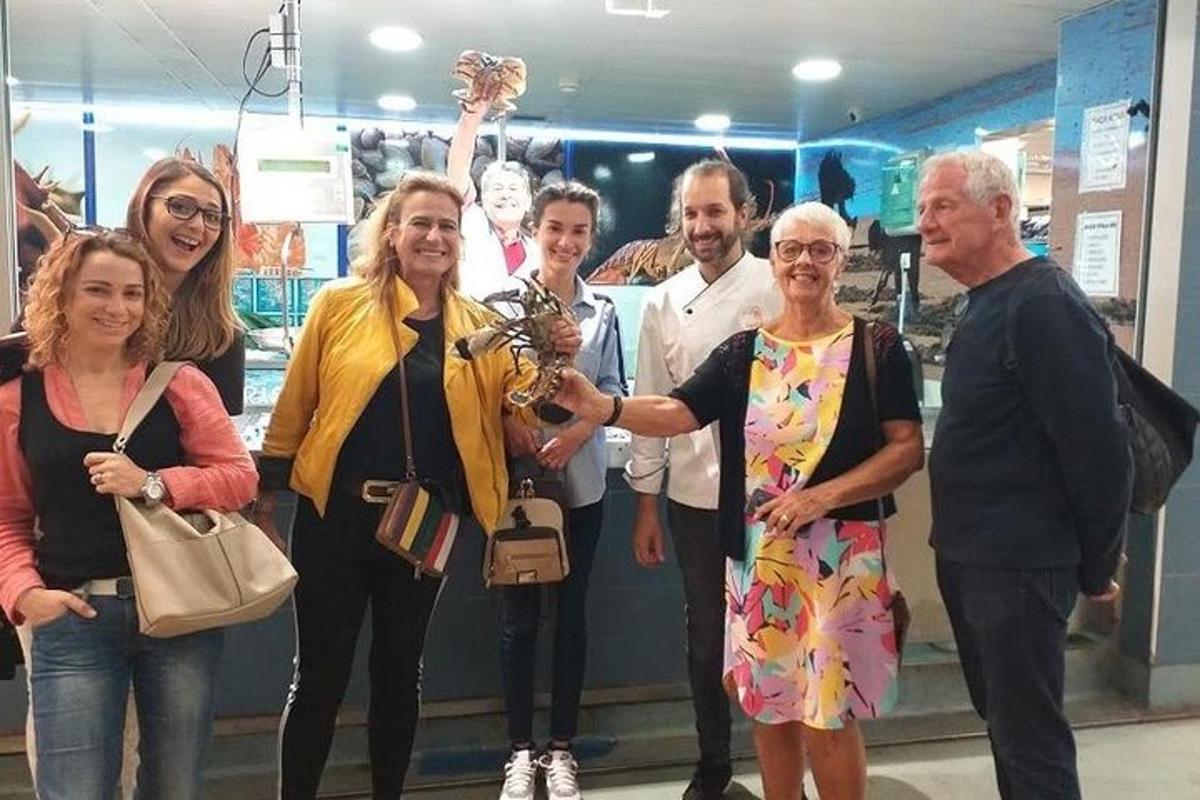 skupina lidí pózujících pro fotografii v obchodě