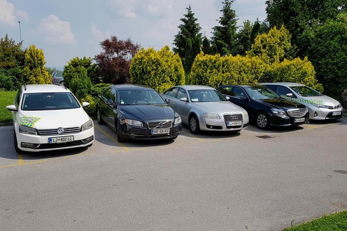 en rekke parkerte biler på en parkeringsplass