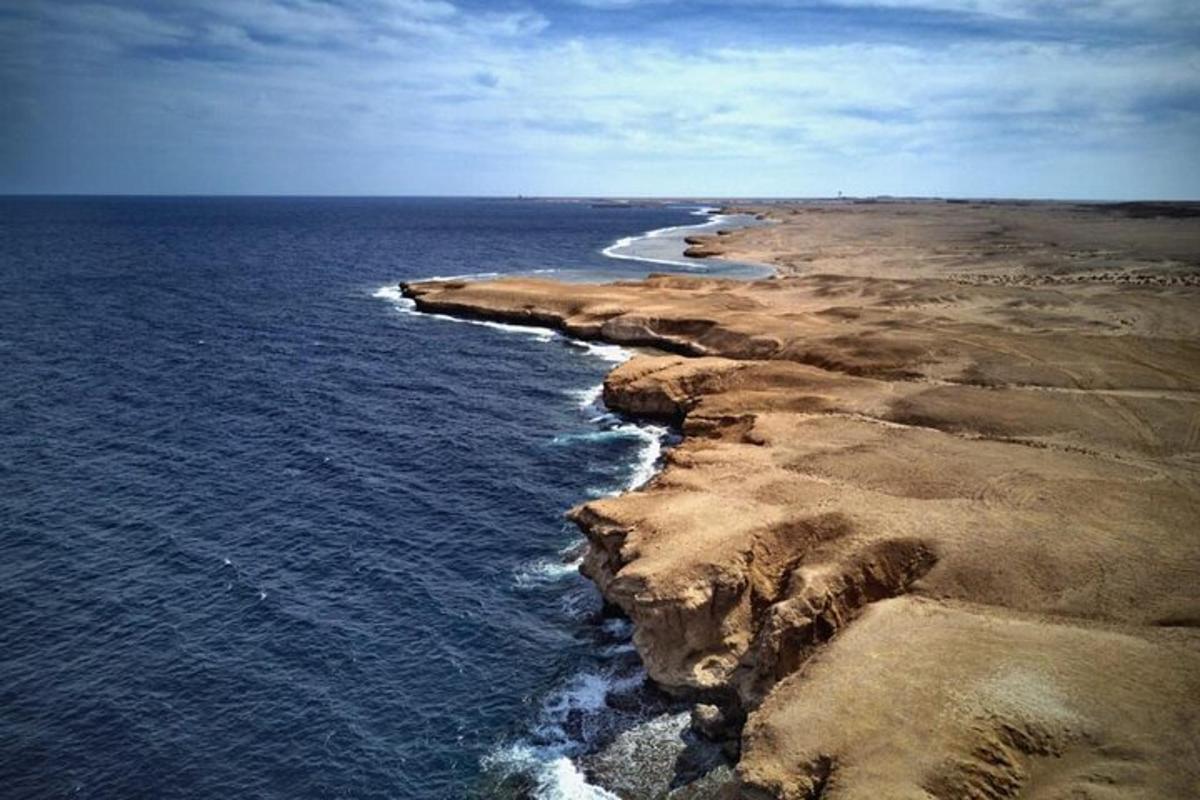 letecký pohľad na skalnaté pobrežie v oceáne