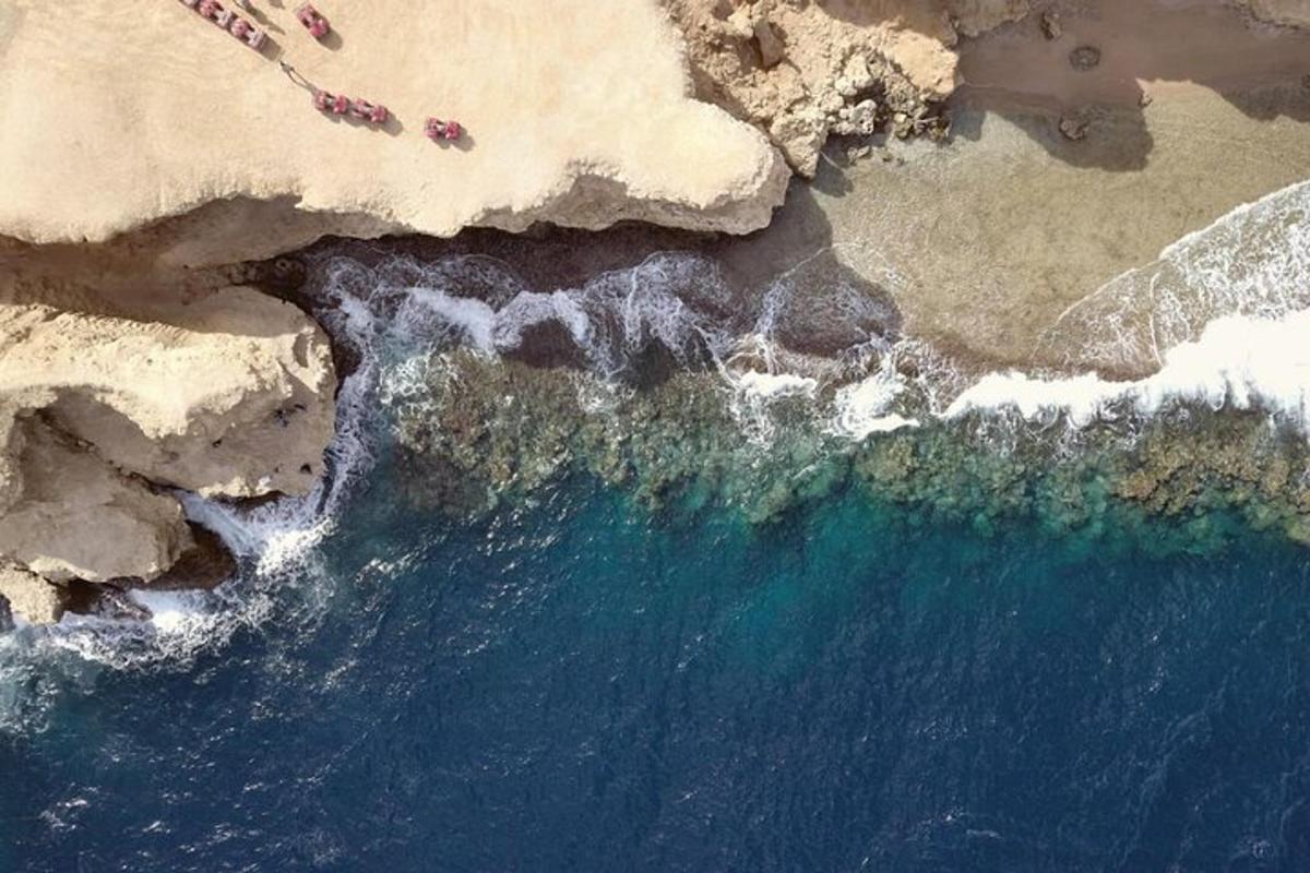 μια εναέρια θέα της παραλίας και του ωκεανού