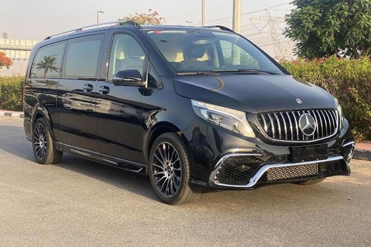 一辆黑色 SUV 停在停车场