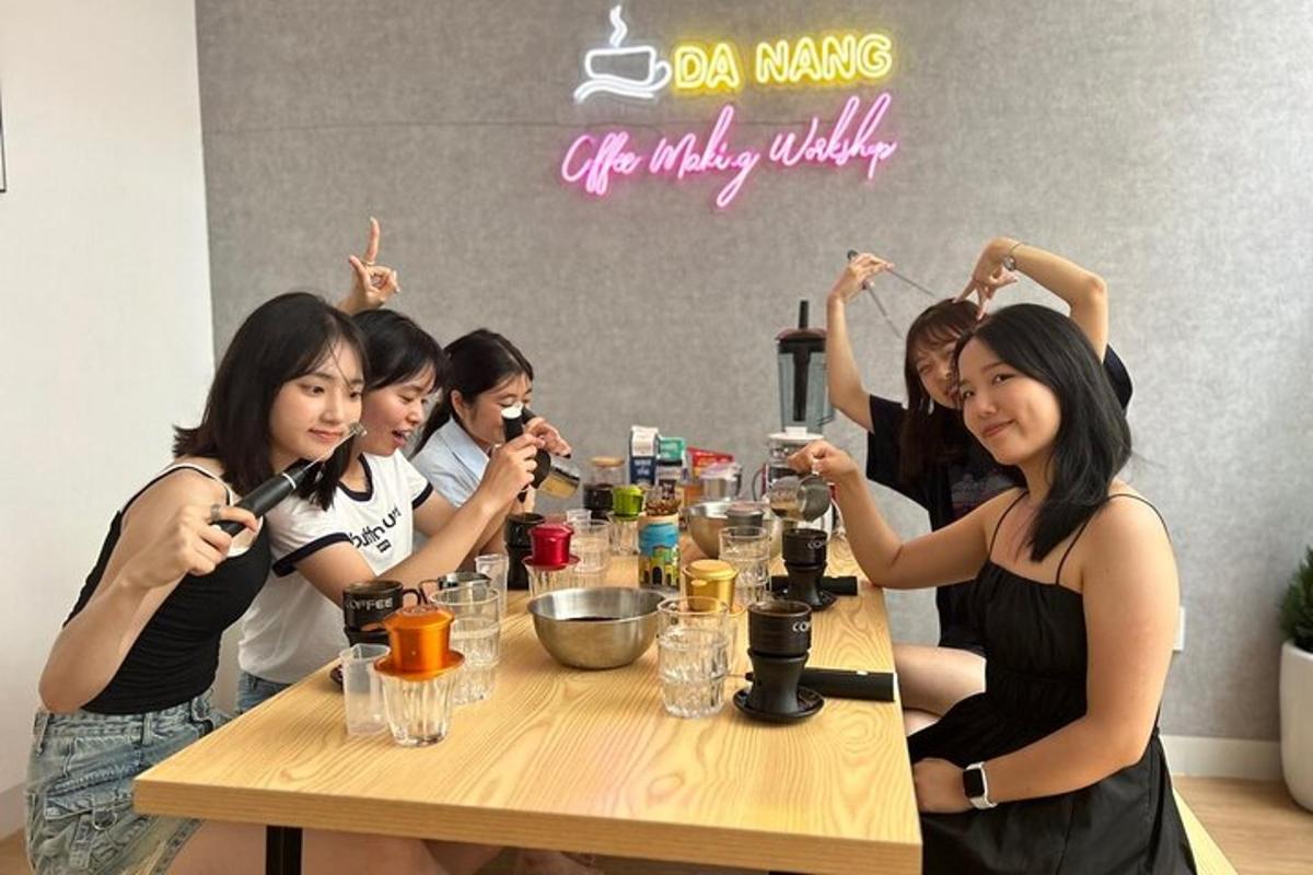 Un grupo de mujeres sentadas en una mesa comiendo comida