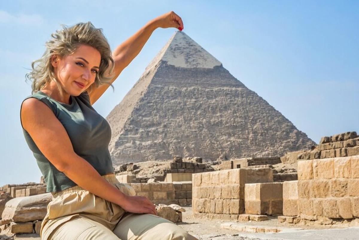 امرأة تجلس أمام الأهرامات