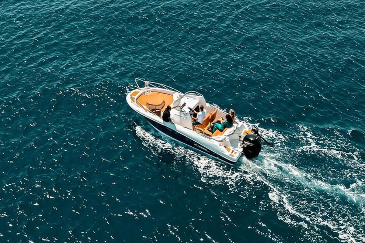 una barca in acqua con persone a bordo