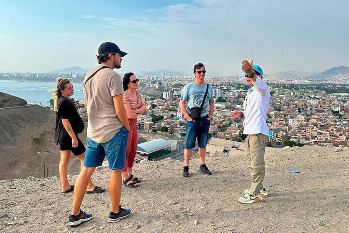 skupina lidí stojící na vrcholu hory