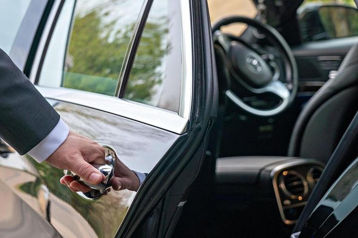 ένας άντρας ανοίγει την πόρτα ενός αυτοκινήτου