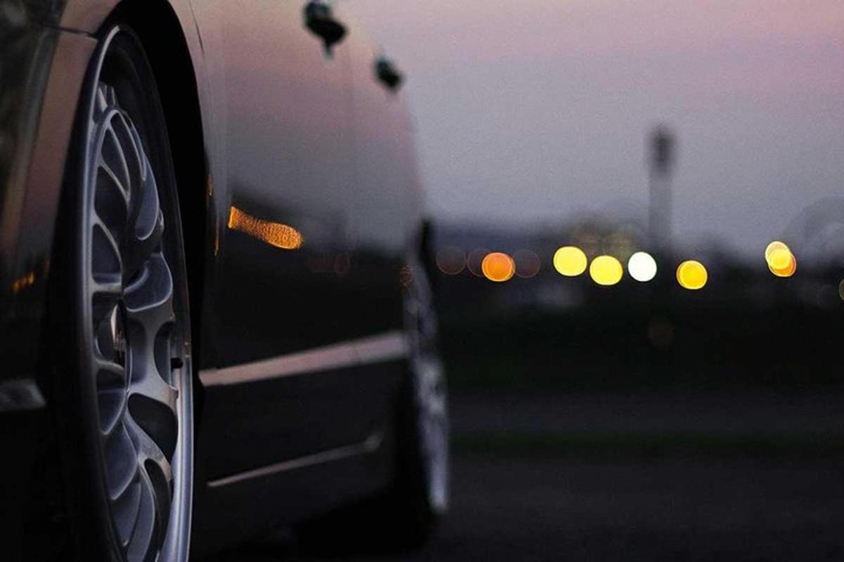 Un primer plano de un neumático de automóvil con