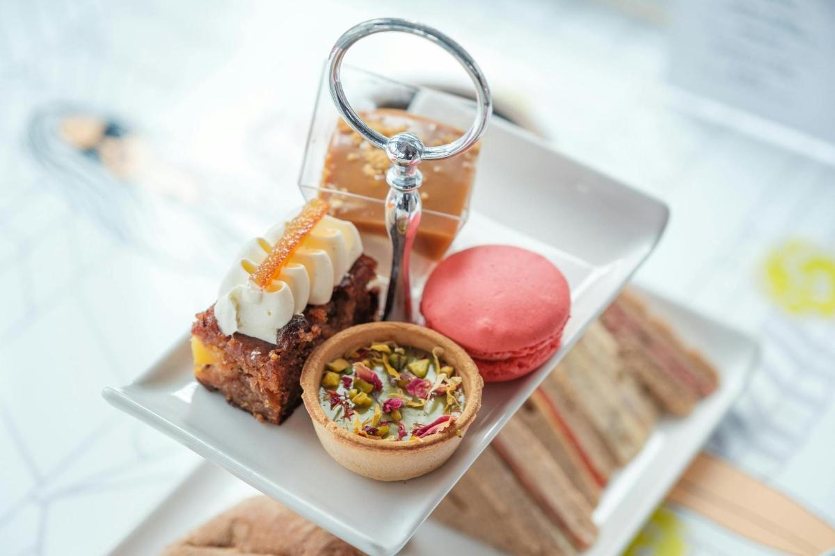 un piatto con un pezzo di torta e un cupcake