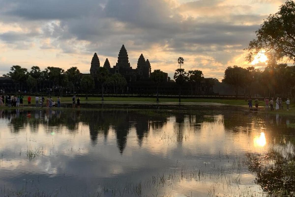 pemandangan kolam di hadapan kuil