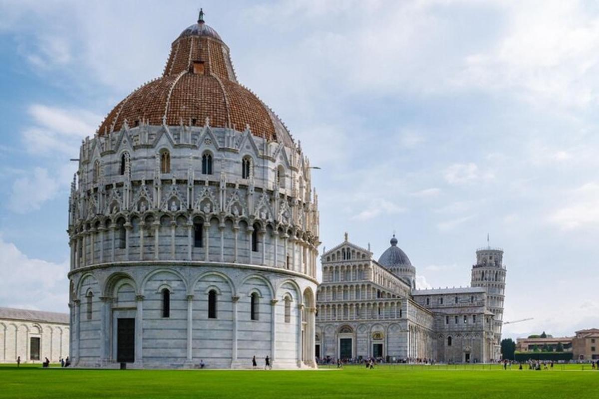 una foto della torre pendente di Pisa