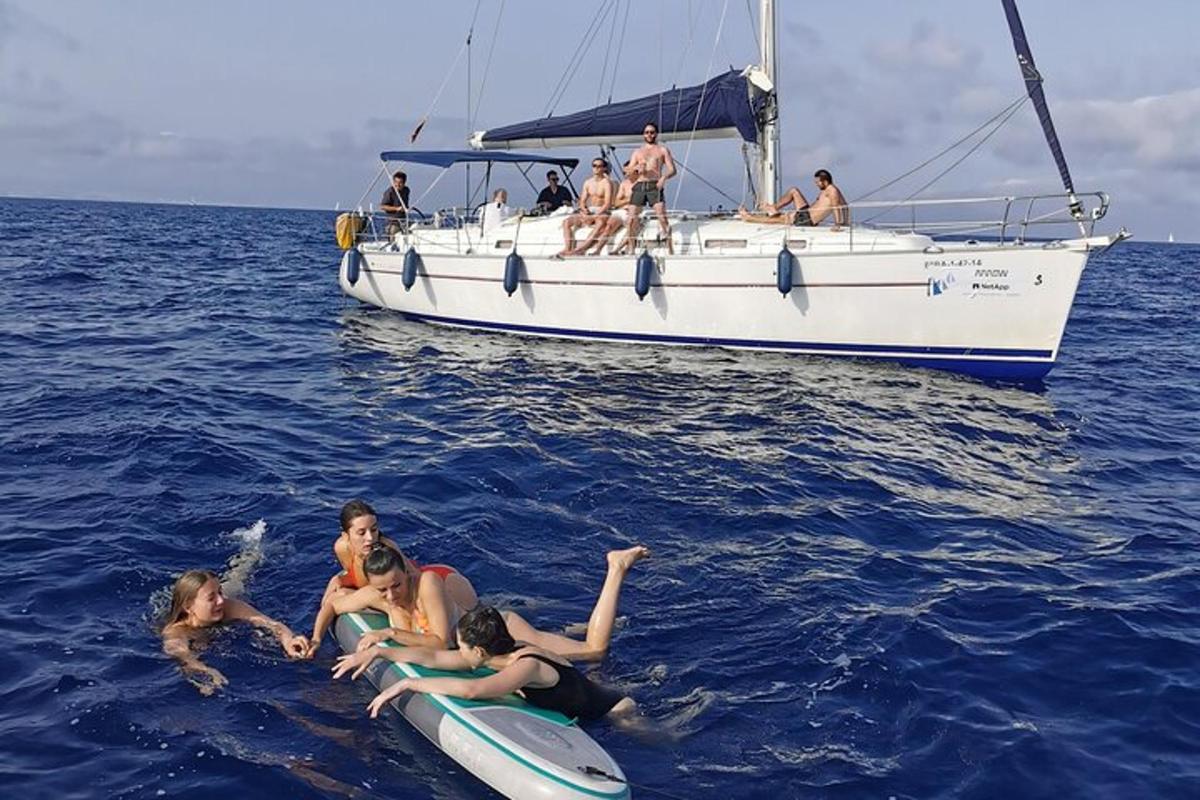 μια ομάδα ανθρώπων σε μια βάρκα στο νερό