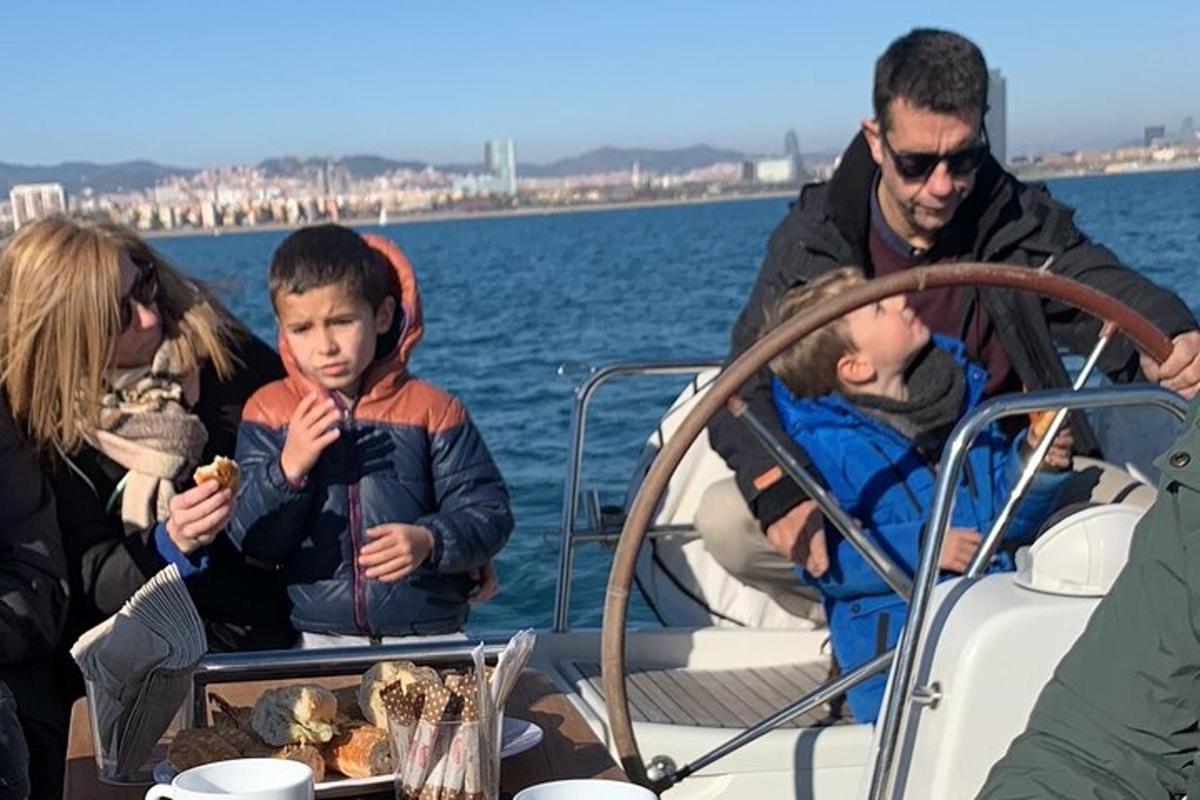 μια ομάδα ανθρώπων σε μια βάρκα στο νερό