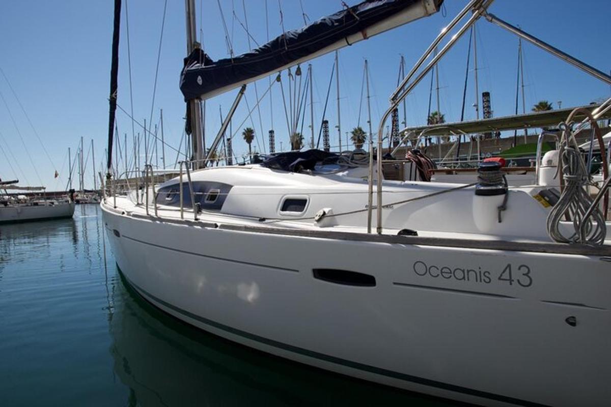 μια άσπρη βάρκα είναι αγκυροβολημένη στο νερό