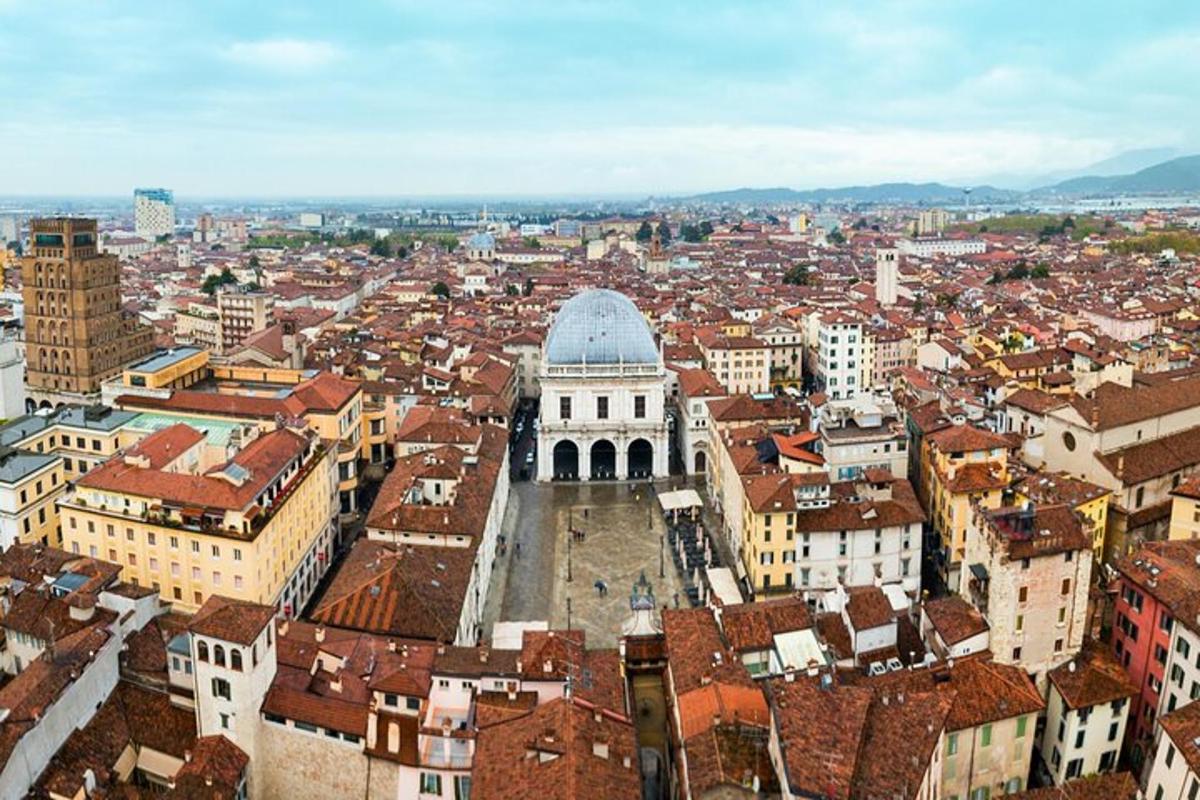 una vista aerea di una città con edifici
