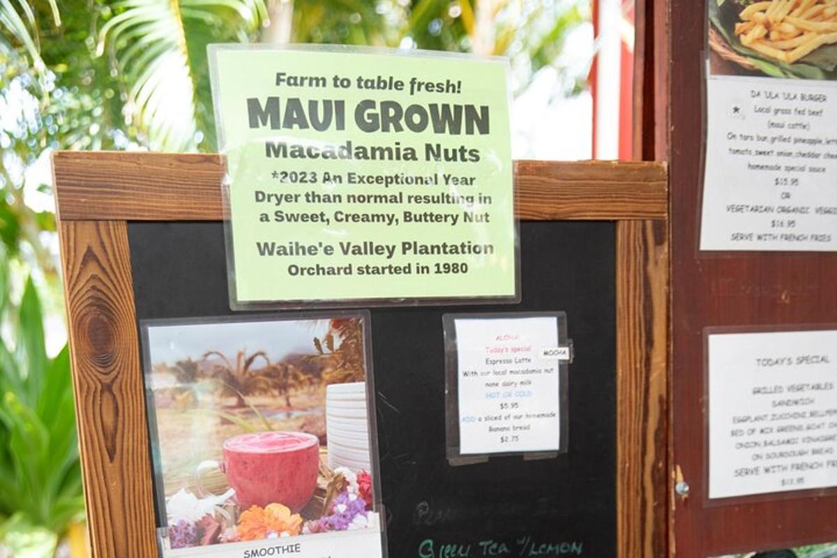 un cartello per un menu di noci del Malawi coltivate a Maui
