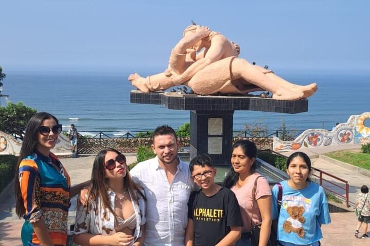 un gruppo di persone in piedi davanti a una statua