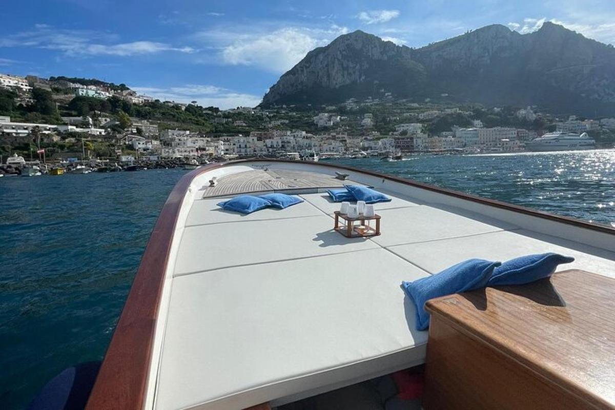 um barco na água com uma mesa em cima