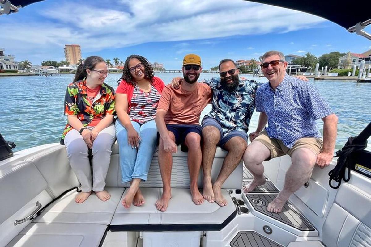 un grupo de personas sentadas en la parte trasera de un barco