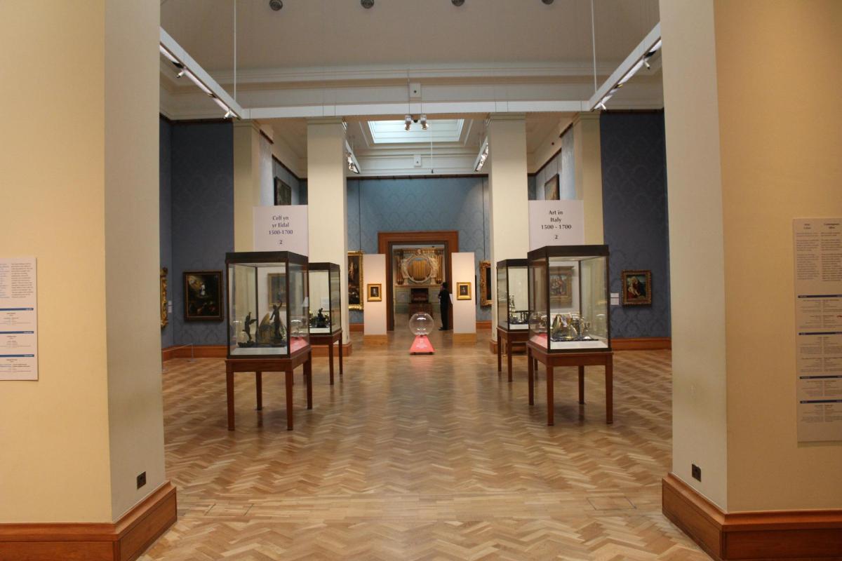 muzeum z kilkoma szklanymi gablotami w pokoju