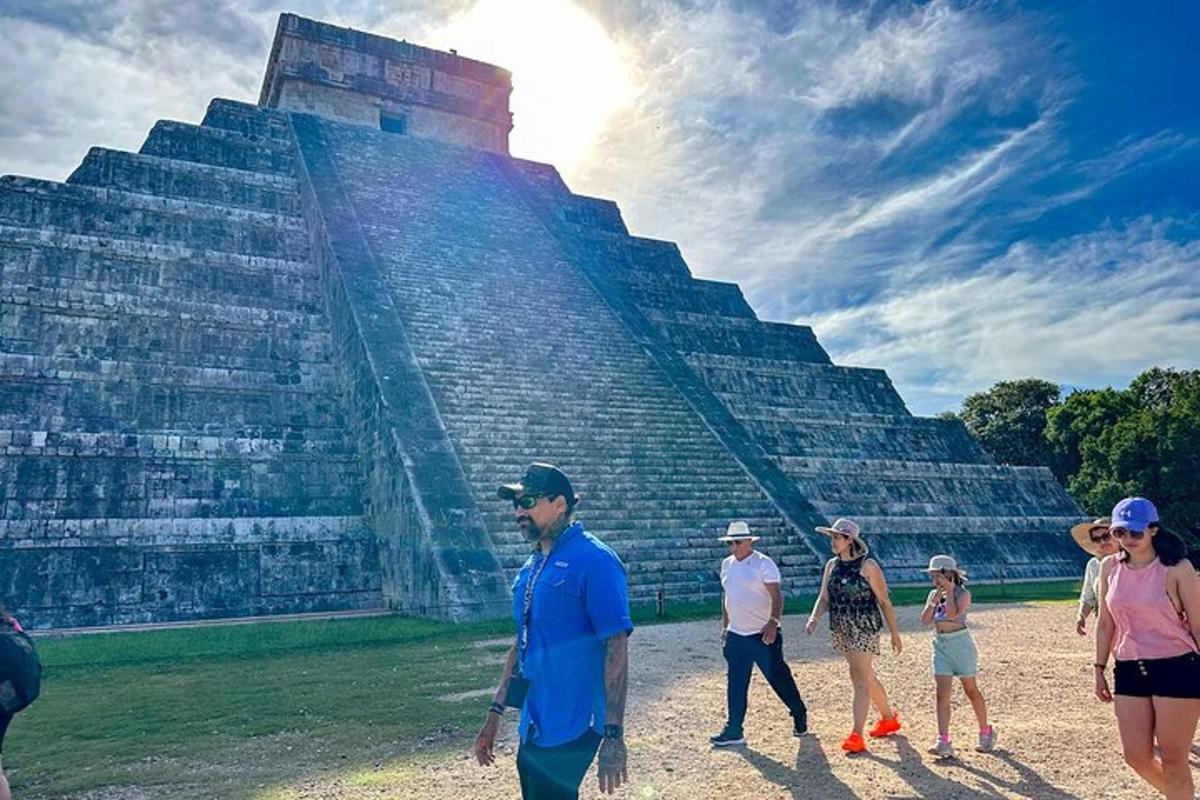 en gruppe mennesker som går foran en pyramide