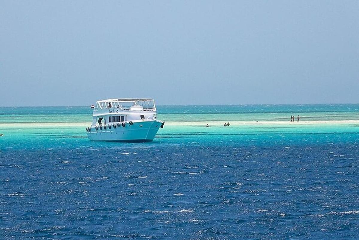 una barca ferma nell'acqua accanto a una spiaggia