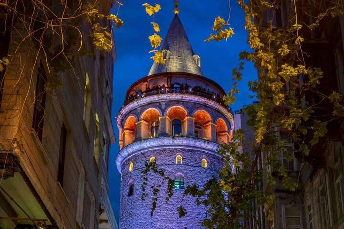 un edifici alt amb una torre a la nit