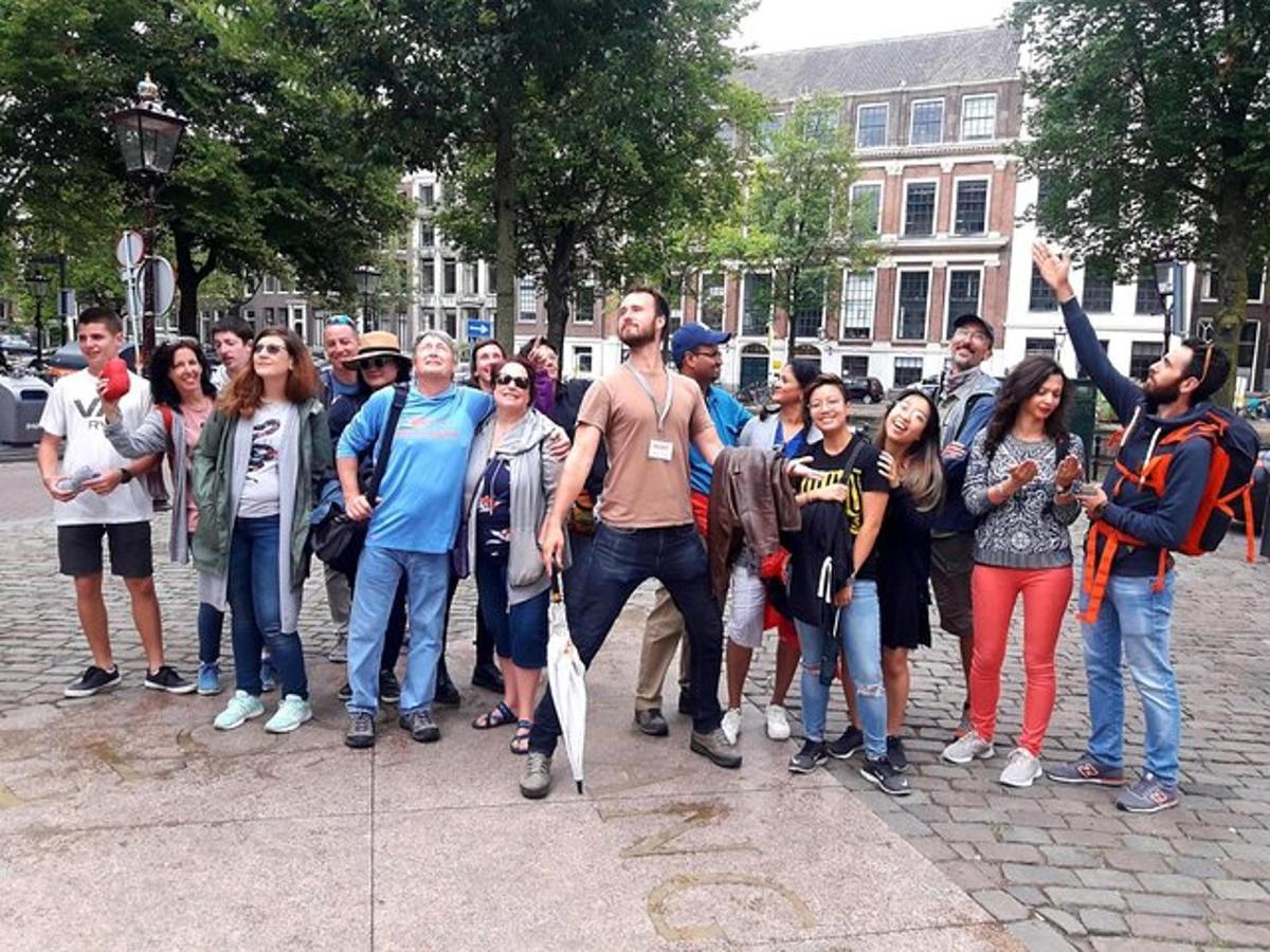 مجموعة من الأشخاص يتظاهرون لالتقاط صورة