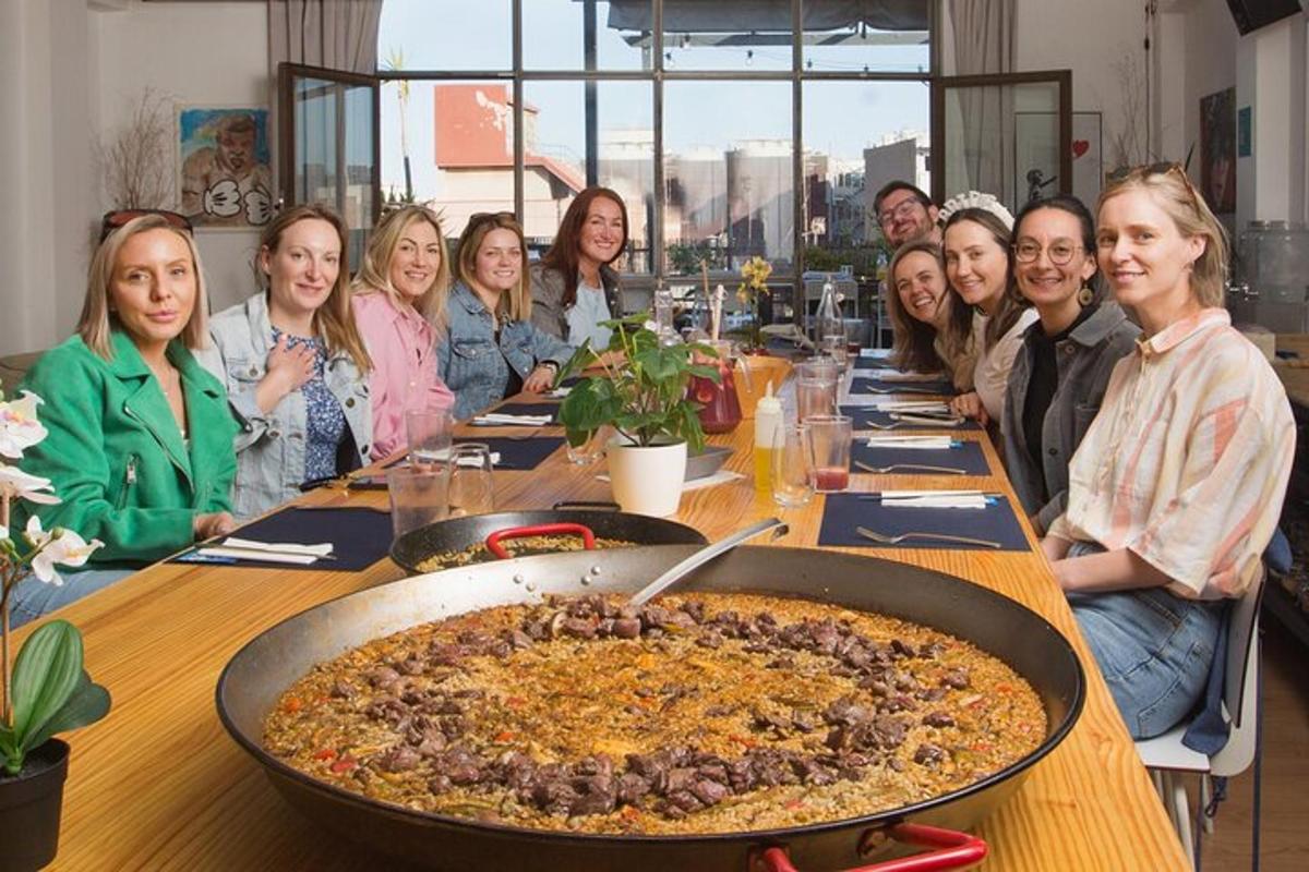 un grup de oameni așezați în jurul unei mese cu o pizza