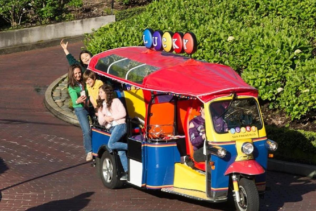 um grupo de crianças andando em um ônibus de brinquedo