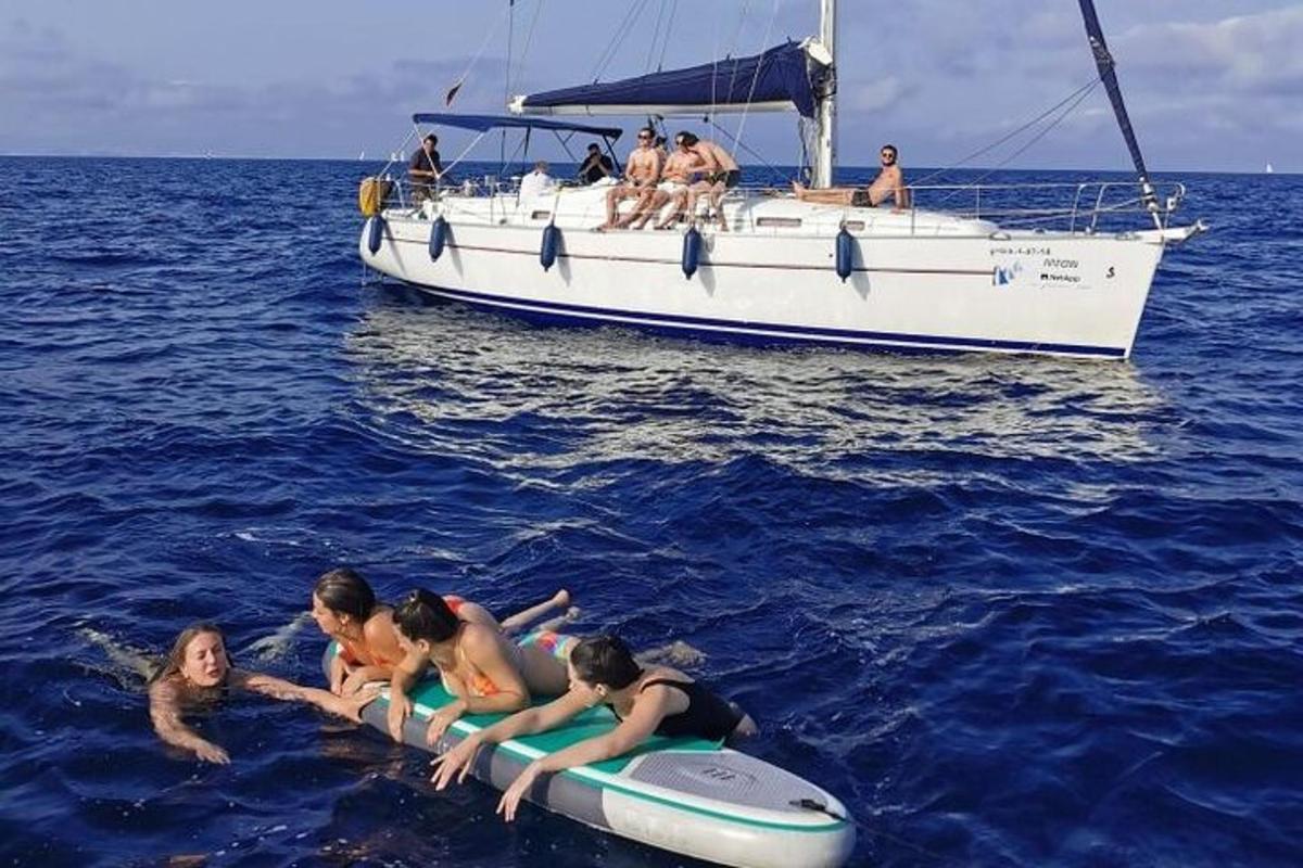 um grupo de pessoas em um barco na água